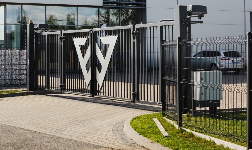 widok ogrodzenia wiśniowski w siedzibie bramont niedaleko sosnowca