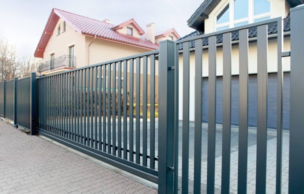 zdjęcie przedstawia grafitowe ogrodzenie marki wiśniowski wykonane dla klienta w powiecie mikołów na śląsku