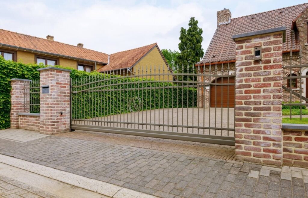na zdjęciu widać ogrodzenie wiśniowski wraz z bramą wjazdową wykonaną na śląsku w powiecie Mikołów